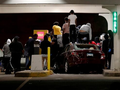 ATM juga menjadi sasaran penjarahan rusuh di Minneapolis 29 Mei 2020. (Reuters/Lucas Jackson)