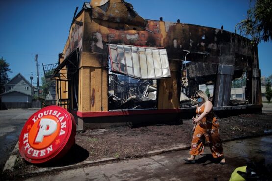 Bangunan yang terdampak kerusuhan di Minneapolis, 30 Mei 2020. (Reuters/Carlos Barria)