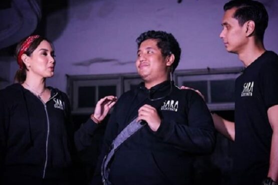 Aji (tengah), salah seorang kru Sara Wijayanto, ketempelan salah satu sosok penghuni vila angker di Kota Jogja, Daerah Istimewa Yogyakarta. (Instagramdiarymisterisara)