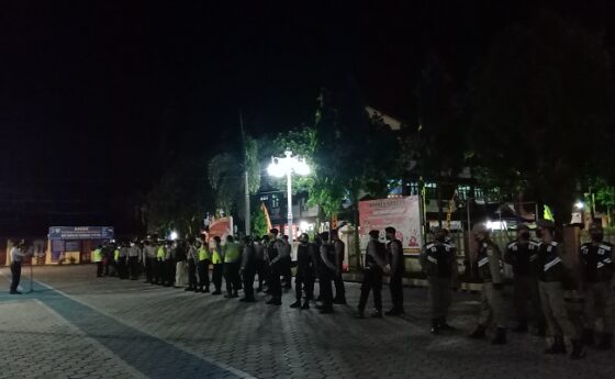 Ratusan personel gabungan menggelar apel bersama untuk persiapan patroli takbir keliling di Mapolres Sragen, Sabtu (23/5/2020) malam. (Tri Rahayu/Solopos)
