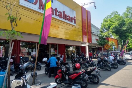 Para pengunjung swalayan Matahari Sragen yang terletak di Jl. Raya Sukowati Sragen turun sampai 50% pada H-1 Lebaran, Sabtu (23/5/2020). (Tri Rahayu/Solopos)