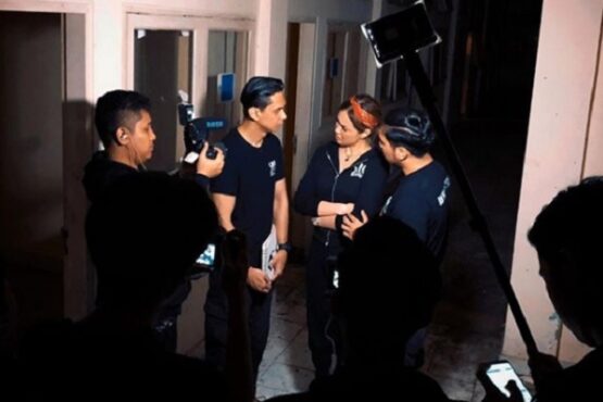Artis Indigo Sara Wijayanto bersama timnya saat shooting Diary Misteri Sara. (Instagramdiarymisterisara)