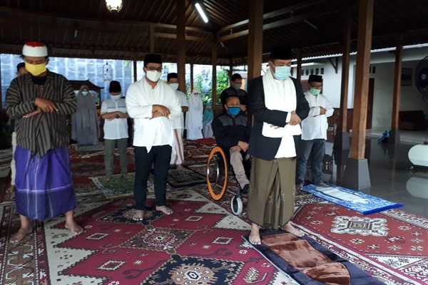 Bupati Karanganyar, Juliyatmono, menjadi imam dan khotib Salat Idulfitri di rumah pribadinya di Dukuh Pokoh, Desa Ngijo, Kecamatan Tasikmadu, Minggu (24/5/2020). (Espos/Sri Sumi Handayani)