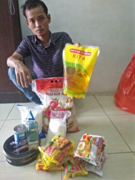 Sejumlah warga Karanganyar yang masih bertahan di Jabodetabek menggalang donasi dan membagikan paket sembako kepada warga Karanganyar terdampak Covid-19, Jumat (8/5/2020). (Istimewa/Dokumentasi FKKKB)