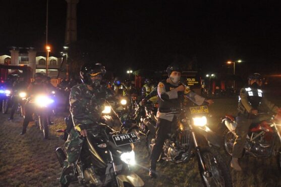 Tim gabungan dari Polres Wonogiri, Kodim 0728 Wonogiri, Dinas Perhubungan Wonogiri dan Satuan Polisi Pamong Praja Wonogiri saat melakukan Patroli Skala Besar pada malam Hari Raya Idul Fitri 1441 Hijriyah, Sabtu (23/5/2020) malam. (Istimewa)