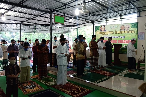 Ilustrasi salat Id di masa pandemi Covid-19 dengan menjaga jarak antarsaf. (Solopos-Tri Rahayu)