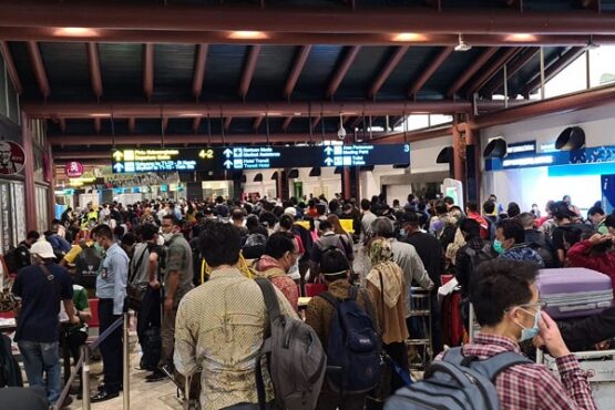 batik air jual tiket lampaui batas, lonjakan covid-19 pelonggaran psbb, hidup berdamai selamanya dengan. covid-19 bertahan 12 bulan