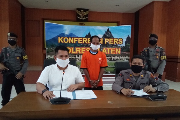 Kasatreskrim Polres Klaten, AKP Andriyansyah Rithas Hasibuan, (kiri) didampingi Kasubag Humas Polres Klaten, Ipda Nahrowi, memberikan keterangan dalam konferensi pers pengungkapan kasus perampokan di Klaten, Jumat (1/5/2020). (Espos/Taufiq Sidik Prakoso)