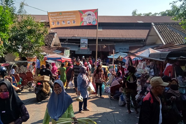 Suasana pintu masuk Pasar Jongke, Kecamatan Laweyan, Solo, Sabtu (23/5/2020). (Wahyu Prakoso)