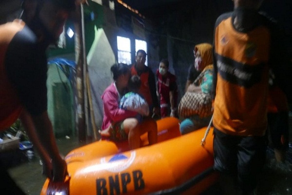 Petugas Badan Penaggulangan Bencana Daerah (BPBD) Kota Pekalongan sedang melakukan proses evakuasi korban banjir rob, Selasa (2/6/2020). (Antara-Diskominfo Kota Pekalongan)