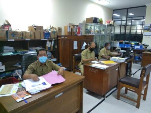 Sejumlah ASN di kantor Disdikbud Kabupaten Karanganyar kembali bekerja di era new normal setelah beberapa waktu lalu menerapkan penjadwalan kerja tertentu, Senin (8/6/2020). (Istimewa/Dokumentasi Pribadi)