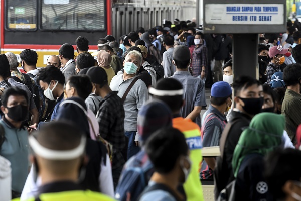 Penumpang kereta rel listrik (KRL) commuter line menunggu di Stasiun Tanah Abang, Jakarta, Selasa (9/6/2020). (Antara-Muhammad Adimaja)