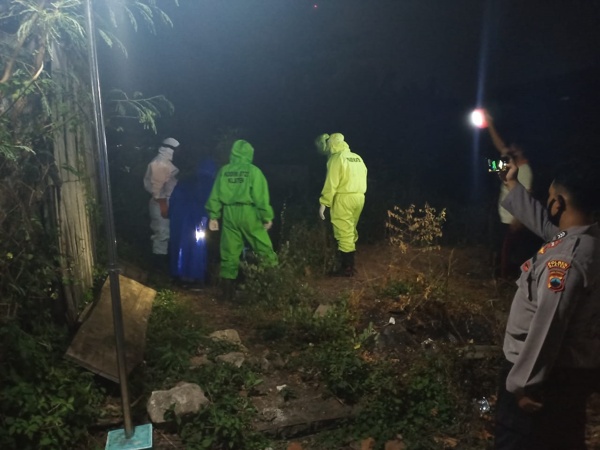 Sejumlah anggota Gusgas PP Covid-19 Karangdowo saat menjemput seorang orang dengan gangguan jiwa (ODGJ), WT, 85, di Cawas, Sabtu (4/7/2020) malam. (Solopos/Burhan Aris Nugraha)