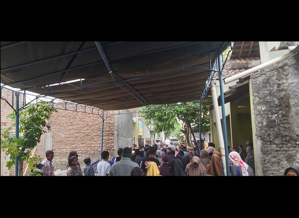Pelayat memadati rumah duka remaja asal Gatak, Sukoharjo, yang meninggal saat latihan silat, Minggu (5/7/2020). (Solopos/Indah Septiyaning W)