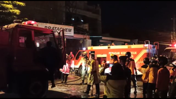 Padamkan Kebakaran Toko Bahan Kimia Bratachem, Petugas Damkar Solo Alami Sesak Napas