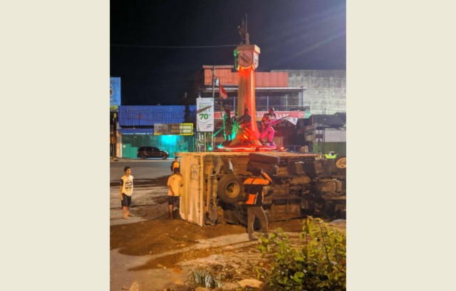 Truk pengangkut pasir terguling di simpang tiga tugu Kartasura, Kartasura, Kamis (2/7/2020) dini hari. (Istimewa-ICS)