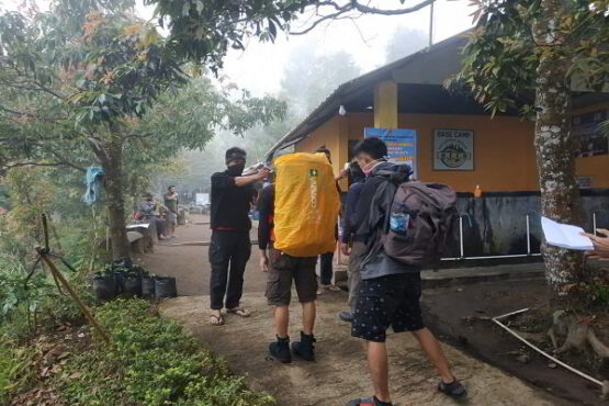 suhu puncak gunung lawu beku