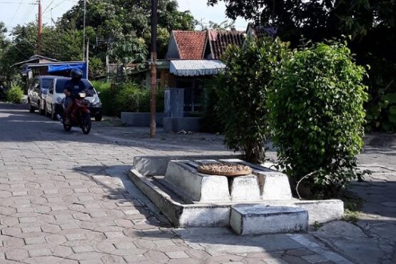 makam tanpa nama di baluwarti solo di pertigaan jalan solo