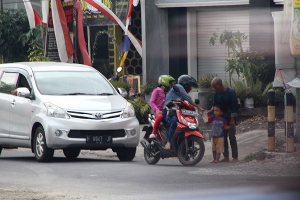 Kisah Bu Pawit Biasa Jualan Kopi Kini Jadi Pengamen di Klaten Gegara Pandemi