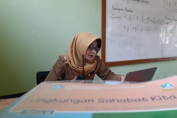 Guru Di Madiun Mengajar Pakai Ht Begini Teknis Pembelajarannya
