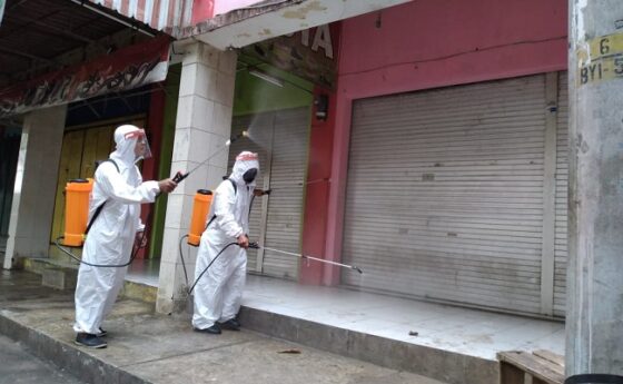 Petugas melakukan penyemprotan demgan cairan disinfektan di Pasar Sunggingan, Selasa (4/8/2020). (Bayu Jatmiko Adi/Solopos)