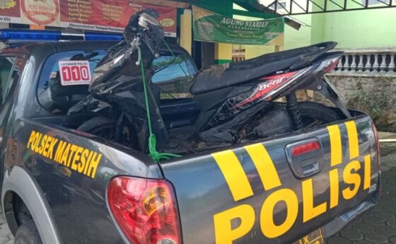 Sukarelawan gabungan, petugas Damkar, TNI/Polri berhasil menemukan sepeda motor yang hanyut ke sungai saat kecelakaan tunggal di Jalan Matesih-Karanganyar pada Selasa (11/8/2020) malam. Sepeda motor berhasil ditemukan pada Rabu (12/8/2010) pagi. (Istimewa/Dokumentasi Sukarelawan Sambernyawa)