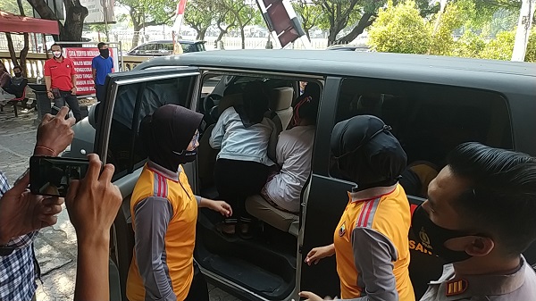 Sembilan pelaku bullying terhadap salah seorang anak di Alun-Alun Kidul, Pasar Kliwon, Solo, dibawa ke Mapolresta Solo oleh anggota Polsek Pasar Kliwon, Jumat (14/8/2020) siang. (Solopos/Ichsan Kholif Rahman)