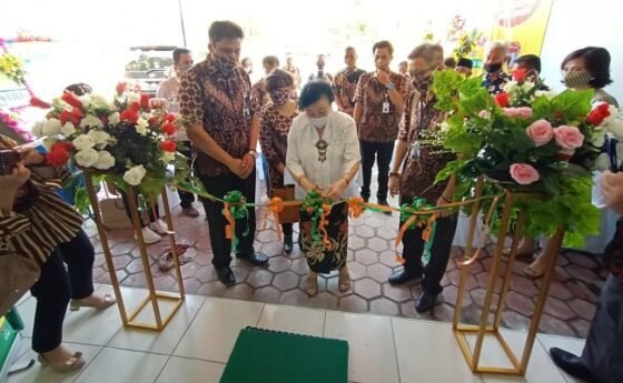 Ibu Titiek Maryani, SE. Pemegang Saham Pengendali PT BPR Kandimadu Arta. Pemotongan pita dalam rangka Pembukaan Kantor Cabang Ke 4 PT BPR Kandimadu Arta di Masaran, Sragen. (Istimewa)