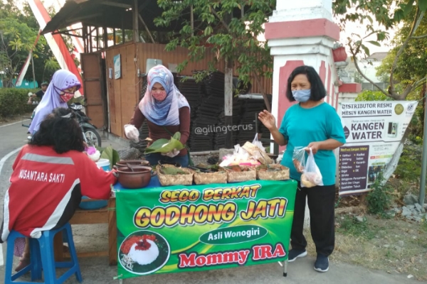 Bakul sego berkat cantik di Sukoharjo (Instagram @gilingterus) - FULL