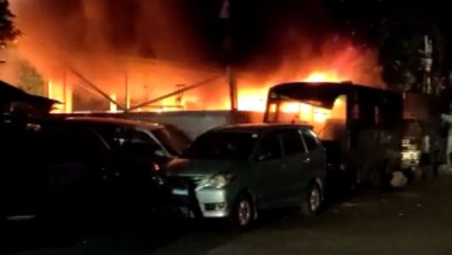 Tangkapan layar video perusakan dan penyerangan Polsek Ciracas, Jakarta Timur, Sabtu (29/8/2020) dini hari. (Detikcom)