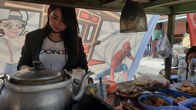 Dewi Novita Wati, 27, membuat minuman untuk pembeli, Selasa (25/8/2020) siang, di tempatnya berjualan di Distrikan RT 004/RW 011 Nusukan, Banjarsari, Solo. (Solopos.com-Kurniawan)