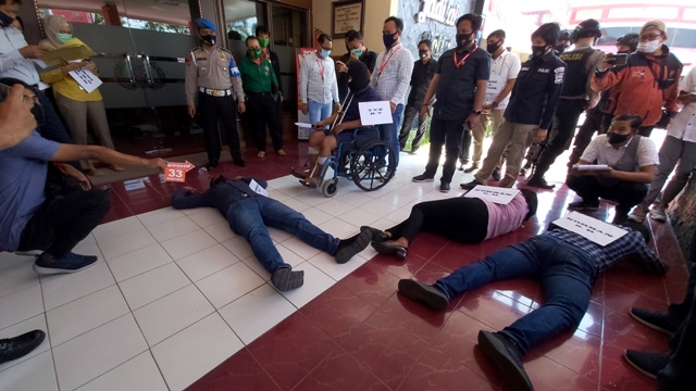 Pelaku Henry Taryatmo, 41, menggunakan kursi roda menjalani reka ulang adegan membunuh satu keluarga di Desa Duwet, Baki di Mapolres Sukoharjo, Kamis (27/8/2020). (Solopos.com-Indah Septiyaning W.)