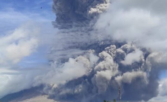 Gunung Sinabung meletus