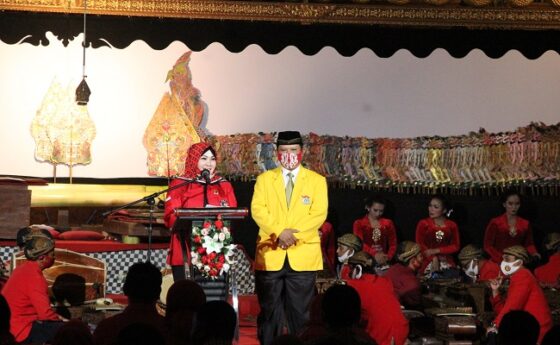 Pasangan Cabup-Cawabup Klaten, Sri Mulyani-Yoga Hardaya, menyampaikan pidato politik saat pencalonan pencalonan di Joglo Tumiyana, Desa Ngerangan, Kecamatan Bayat, Kamis (3/9/2020) malam. (Taufiq Sidik Prakoso / Solopos)