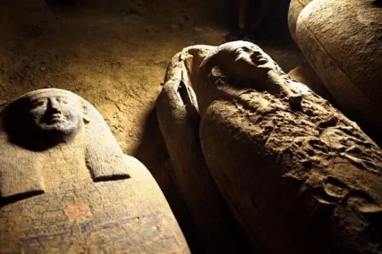 Para arkeolog membuka peti mati yang ditemukan di perkuburan kuno Saqqara, Mesir, Kamis (10/9/2020). (Thesun.co.id)