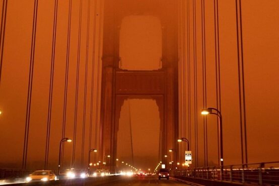 Potret asap api beracun di atmosfer menyebabkan langit San Francisco berubah jingga, Jumat (11/9/2020). (Instagram-CNN)