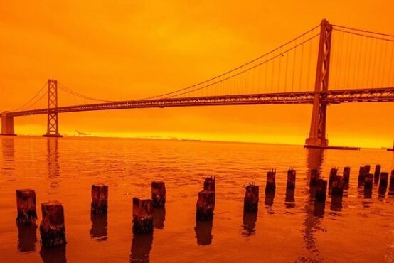 Potret asap api beracun di atmosfer menyebabkan langit San Francisco berubah jingga, Jumat (11/9/2020). (Instagram-CNN)