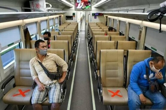 Sejumlah penumpang yang mengenakan masker di gerbong kereta api jurusan Gambir-Surabaya, Pasar Turi, melintasi Pulau Jawa bagian selatan di Stasiun Gambir, Jakarta. (Antara) pengoperasian kereta api