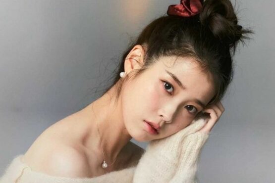 IU melakukan pemotretan untuk sebuah produk perhiasan, Jumat (21/8/2020). (Instagram-Dlwlrma)