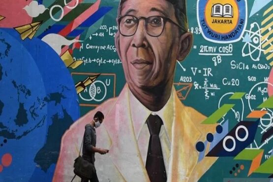 Calon peserta didik melintas di depan mural Bapak Pendidikan Nasional Ki Hajar Dewantara. (Antara)