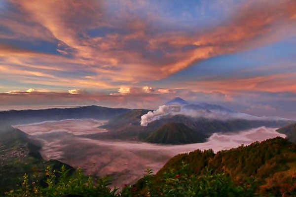 Gunung-gunung di Jawa, Panorama Gunung Bromo, Jawa Timur saat matahari terbit, Rabu (26/4/2020). (Bisnis-Abdullah Azzam)