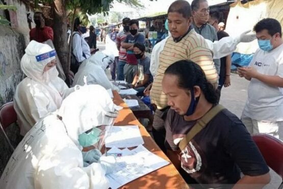Situasi pendaftaran uji usap massal bagi pedagang ikan hias di lokasi binaan JP 23 UMKM, Kecamatan Sawah Besar, Jakarta, Rabu (22/7/2020). (Antara)