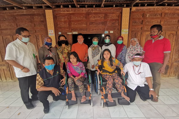 Penyerahan kursi roda dari Balai Besar Rehabilitasi Sosial Penyandang Disabilitas Fisik (BBRSPDF) Prof. Dr. Soeharso Surakarta dan Dinsos Wonogiri kepada Ana Chasanah dan Ani Chasanah di rumahnya Desa Semagar, Kecamatan Girimarto, Wonogiri, Kamis (10/9/2020). (Istimewa)