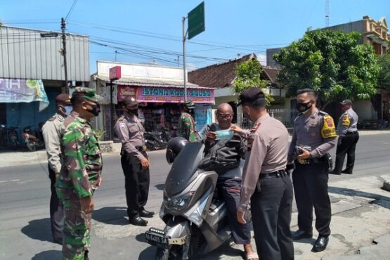 Aparat Polri dan TNI melakukan penertiban penggunaan masker di kawasan Ngemplak, Boyolali, Masker di kalangan Remaja, Protokol Kesehatan Boyolali, operasi masker.