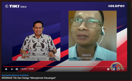 Redaktur Solopos, Alvari Kunto Prabowo (kiri) berdiskusi dengan Konsultan Bank Indonesia Kantor Perwakilan Kota Solo, Saptono saat diskusi Webinar Tiki Series Manajemen Keuangan via Youtube di Griya Solopos, Rabu (23/9/2020).