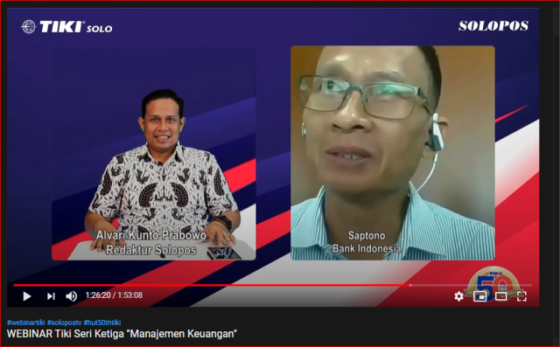 Redaktur Solopos, Alvari Kunto Prabowo (kiri) berdiskusi dengan Konsultan Bank Indonesia Kantor Perwakilan Kota Solo, Saptono saat diskusi Webinar Tiki Series Manajemen Keuangan via Youtube  di Griya Solopos, Rabu (23/9/2020). 