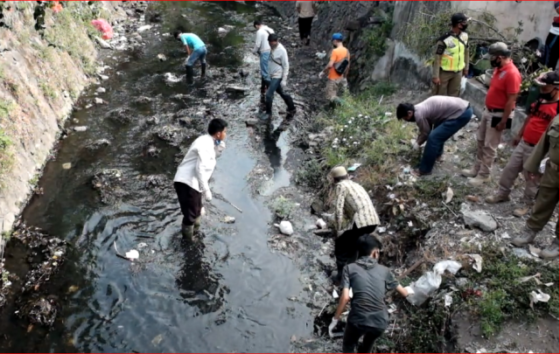 Penggerebekan topeng membersihkan Sungai Solo