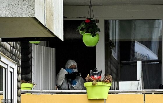 Sidik jari tangan ditemukan oleh Tim Forensik di Flat. (Surat harian)