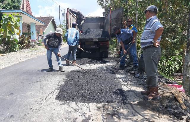 Kepala DPUPR Sragen Tunggui Langsung Perbaikan Jalan Rusak Ini