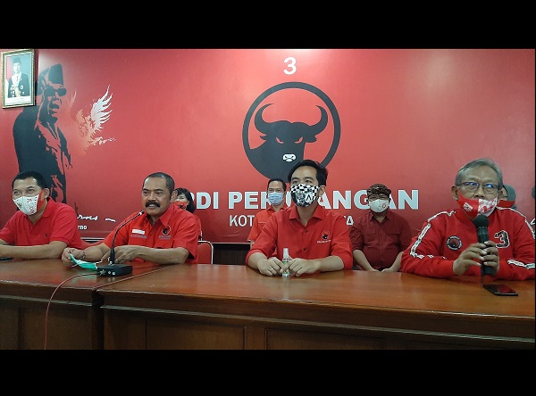 Ketua DPC PDIP Solo, FX Hadi Rudyatmo, didampingi Gibran Rakabuming Raka-Teguh Prakosa saat konferensi pers di Kantor DPC PDIP Solo, Kamis (3/9/2020) siang. (Solopos/Kurniawan)